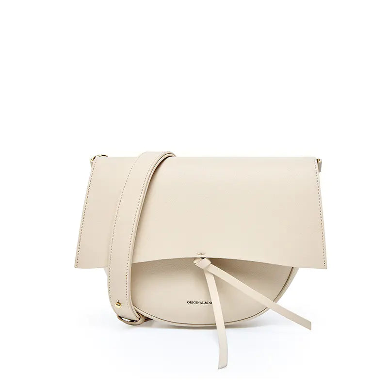 Versatile Leather Shoulder Bag with Retro Saddle Design